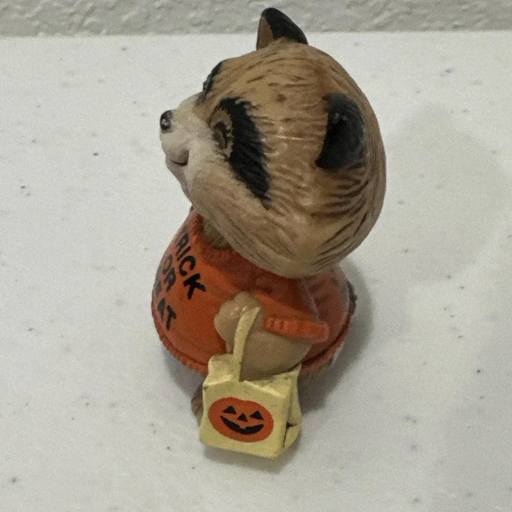 Vintage 1983 Hallmark Shirt Tales Merry Miniatures 2" Halloween Raccoon Figure - Picture 2 of 6
